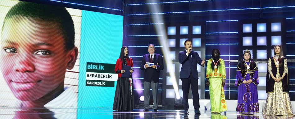 Türkçe coşkusu İzmir Olimpiyat Stadı'nda sığmadı