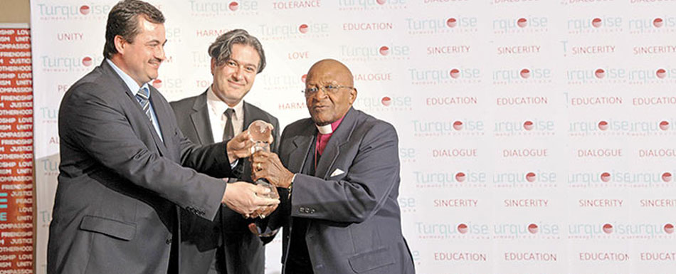 L'archevêque Desmond Tutu reçoit le prix Gülen de la paix