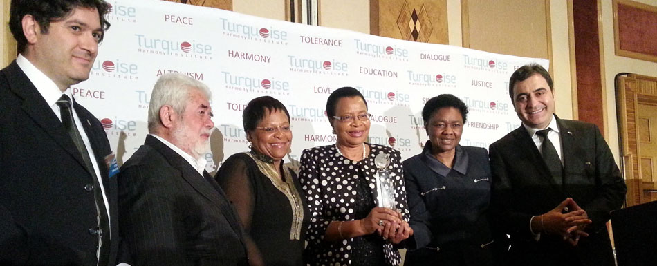 Fethullah Gülen Friedens- und Dialog-Preis an Nelson Mandelas Frau