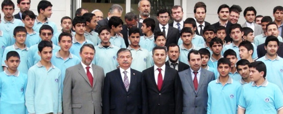 Milli Savunma Bakanı Yılmaz Türk okullarını ziyaret etti